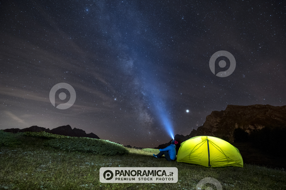 Escursionista vicino la tenda osserva le stelle 