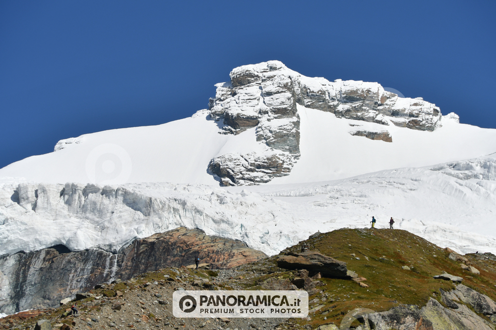 Escursionisti con ghiacciario di Verra sullo sfondo, Monte Rosa