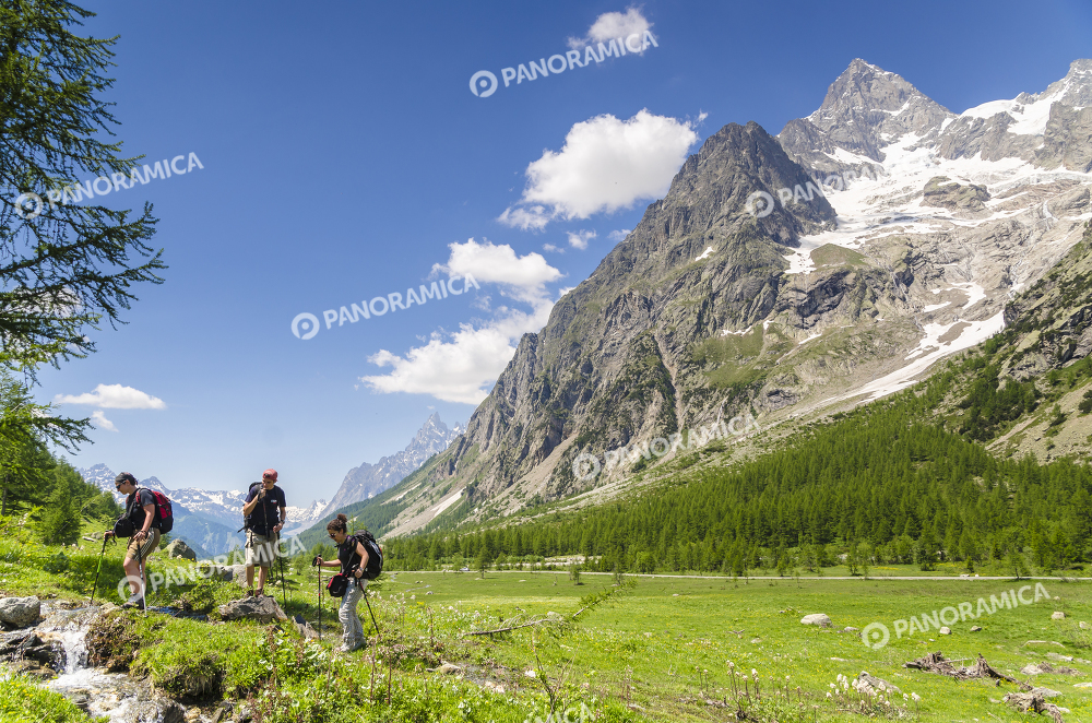 Escursionisti in Val Ferret