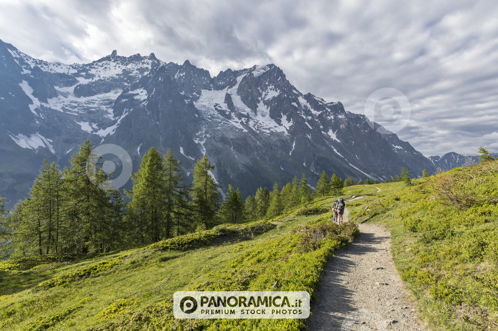 Escursionisti sul sentiero della balconata del Monte Bianco