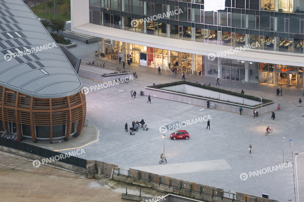 Fiat 500 Enjoy parcheggiata in Piazza Gae Aulenti