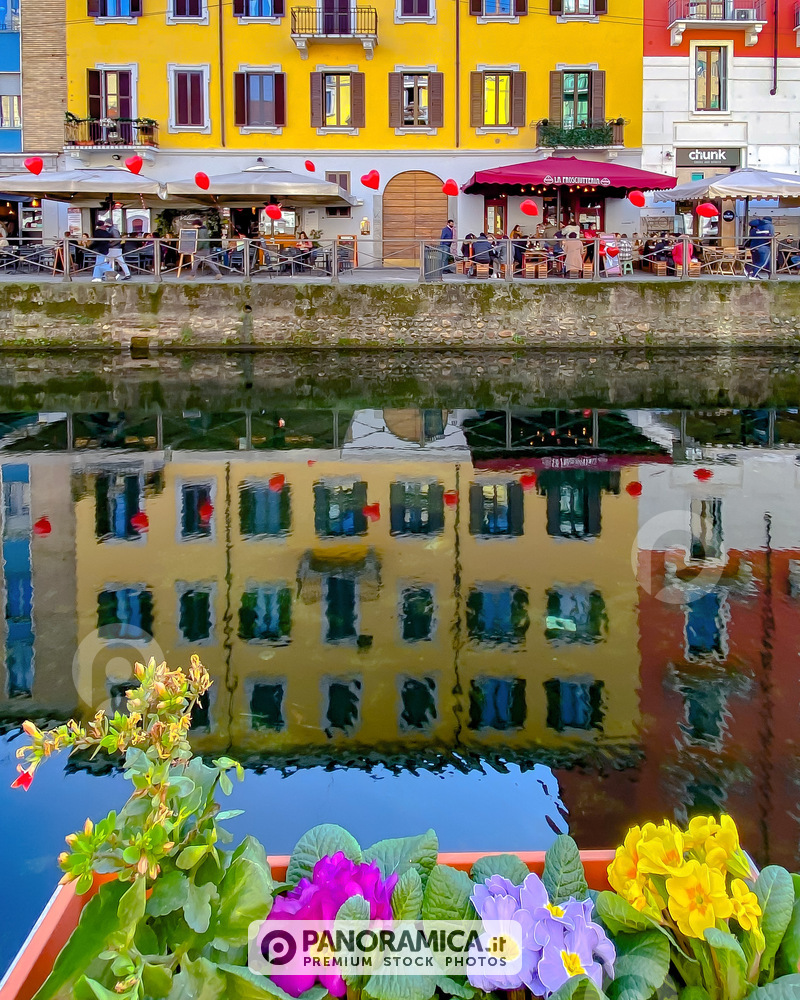 Fiori e cuori sul Naviglio Grande