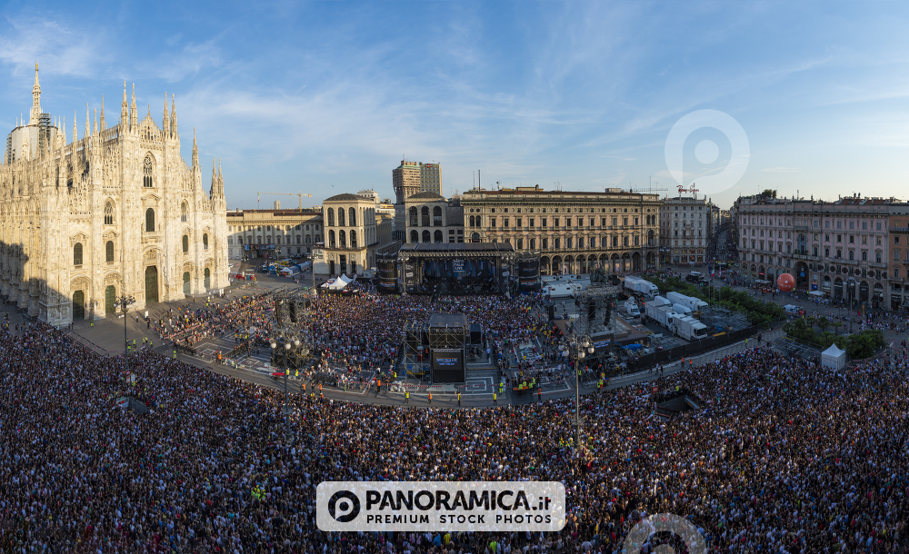 Folla di gente al concerto di Radio Italia