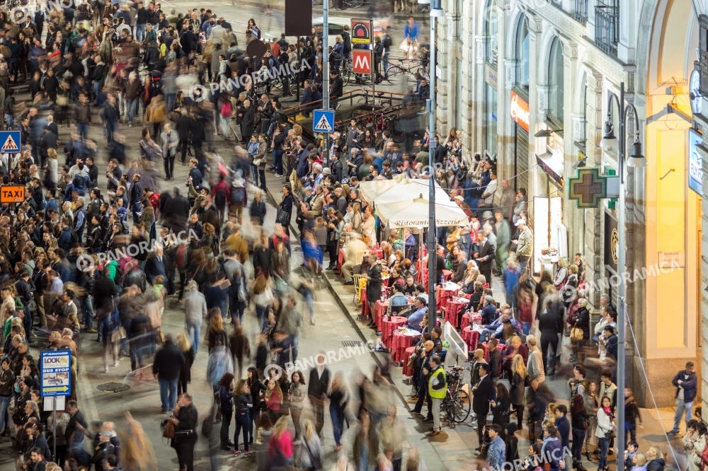 Folla di gente in Piazza Duomo