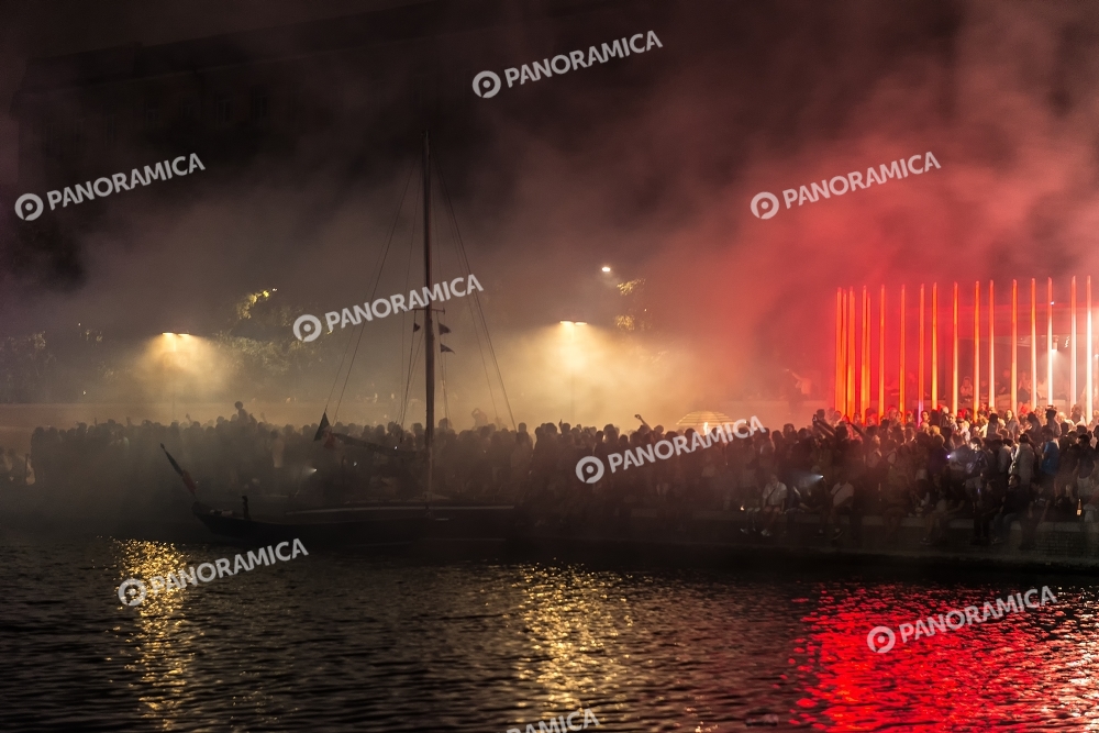 Folla di gente tra i fumi dei fuochi d'artificio