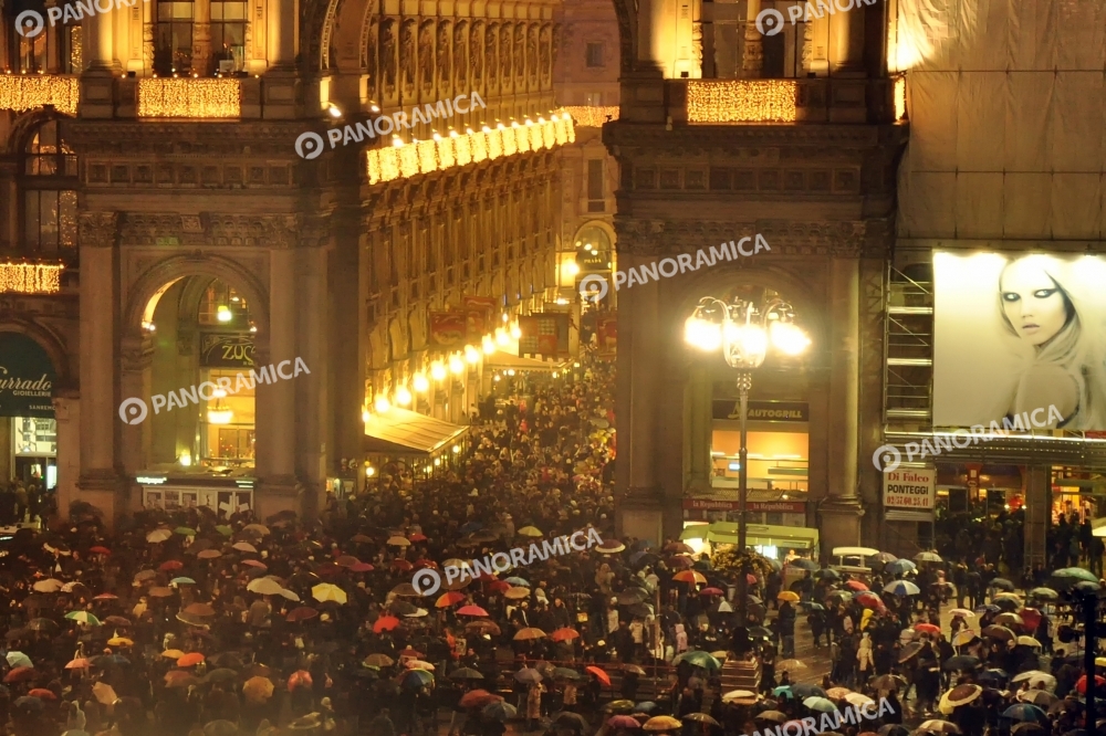 Folla in Galleria Vittorio Emanuele