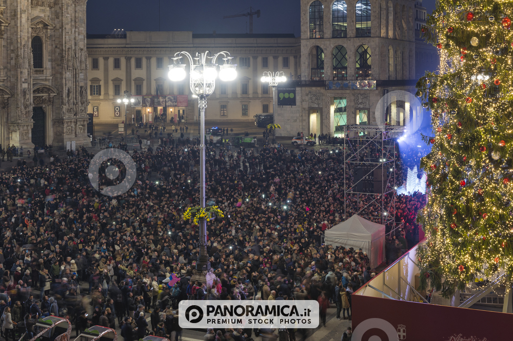 Folla in Piazza Duomo