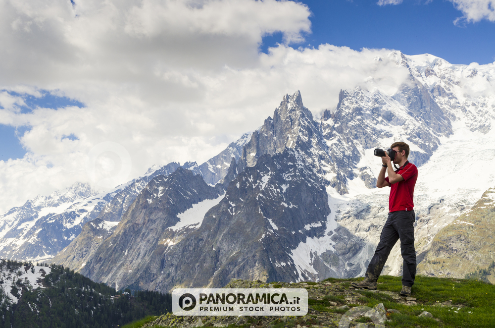 Fotografo davanti al Monte Bianco, Val Ferret
