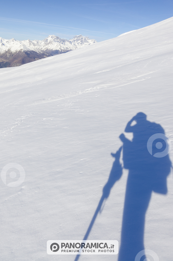 Fotografo sui pendii di Pointe de la Pierre, Ozein, Valle d'Aosta