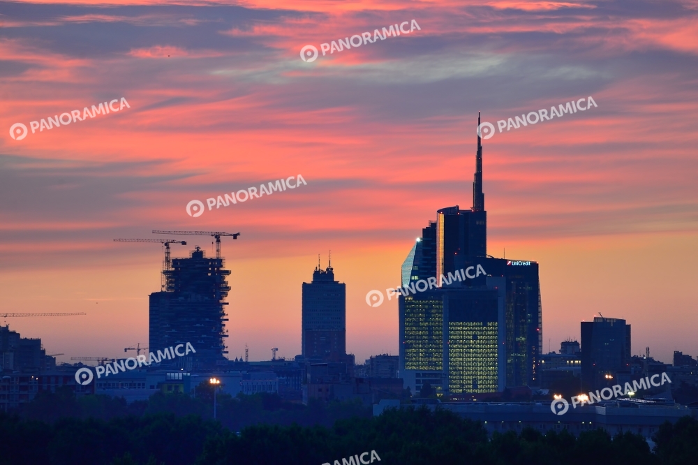 Grattacieli di Milano all'alba