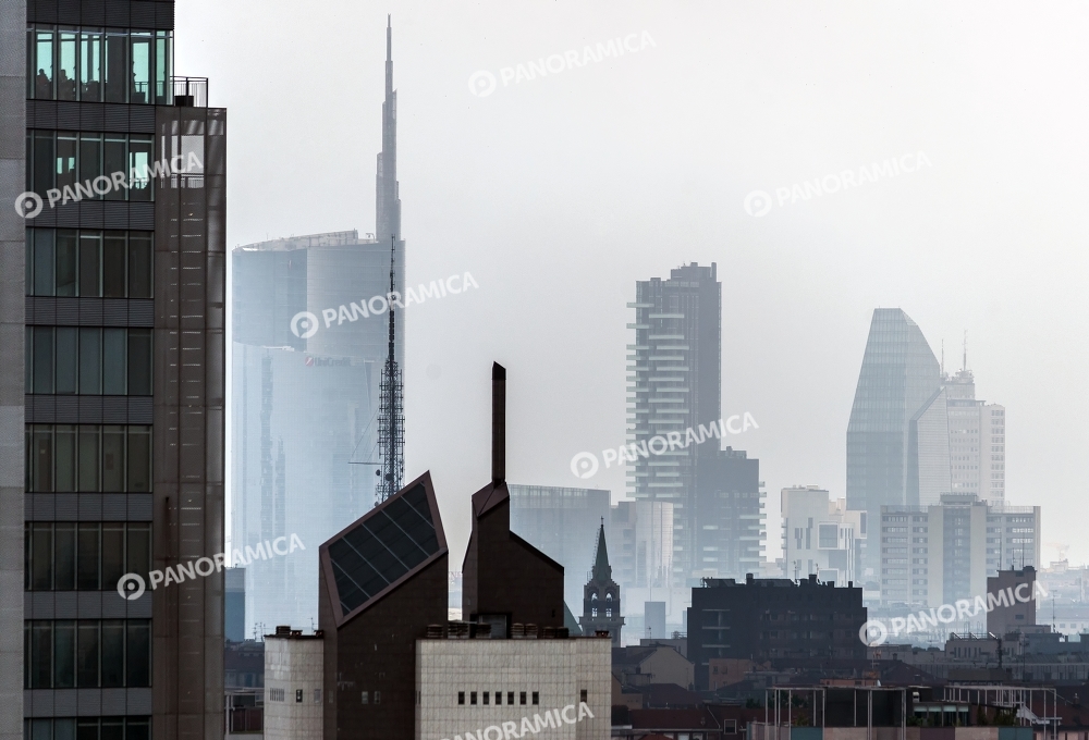 Grattacieli di Milano con foschia