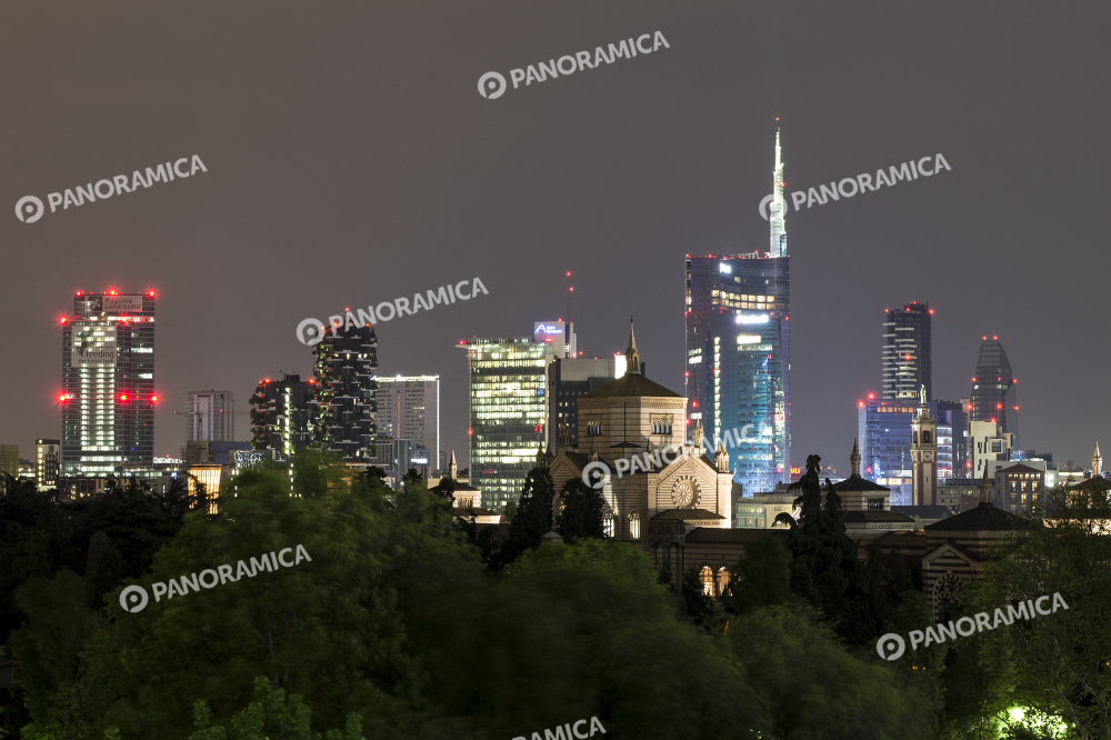 Grattacieli di Milano di notte