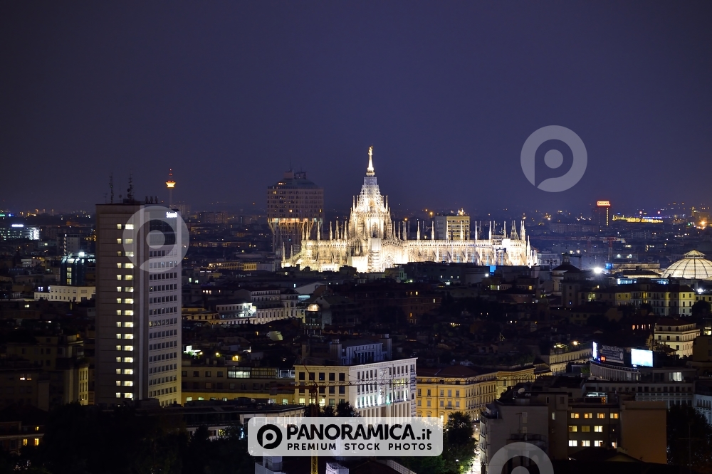 Grattacielo Svizzero e il Duomo illuminato