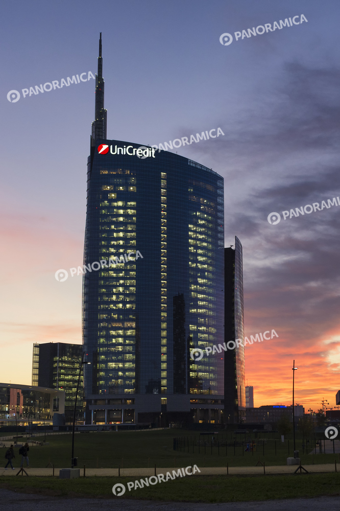 Grattacielo Unicredit al tramonto
