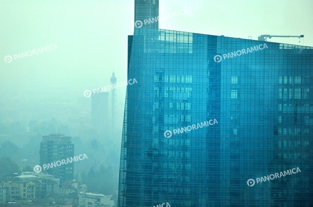 Grattacielo Unicredit tra la nebbia