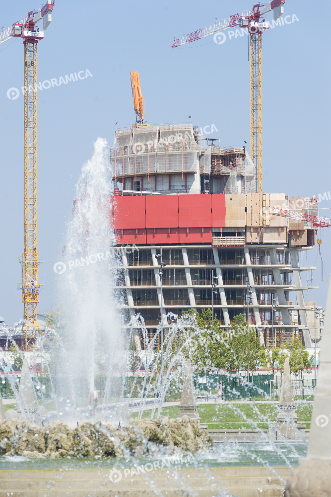 Gru e Torre Hadid in cantiere