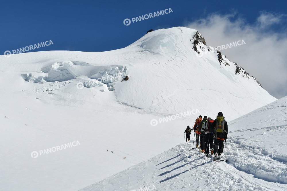 Gruppo di alpinisti sul ghiacciaio del Monte Rosa