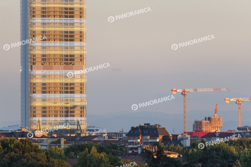 I riflessi del tramonto sulla Torre Isozaki