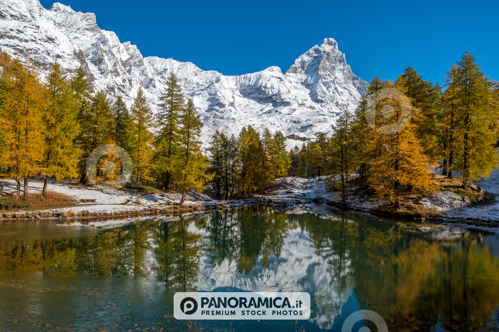 Il Cervino rilesso sul Lago Blu (Lac Bleu) in autunno, Cervinia
