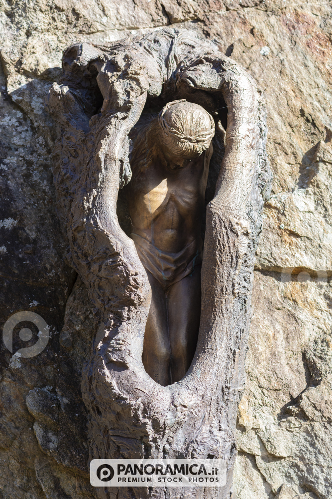 Il cristo nella corteccia, a Chemp, Perloz, Valle del Lys, Valle d'Aosta