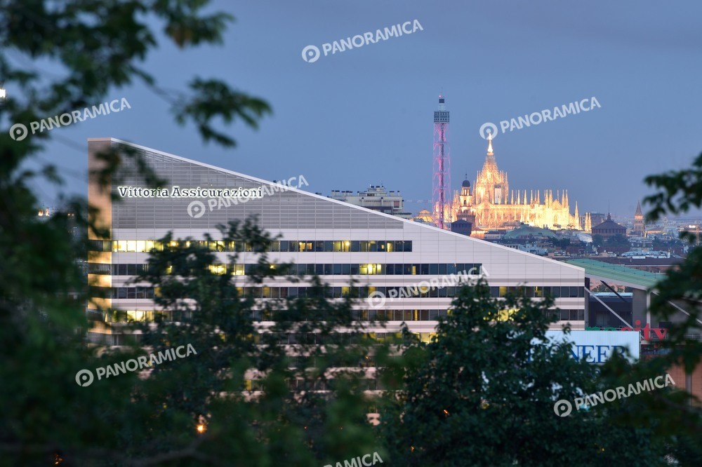 Il Duomo all'imbrunire Uffici Vittoria Assicurazioni