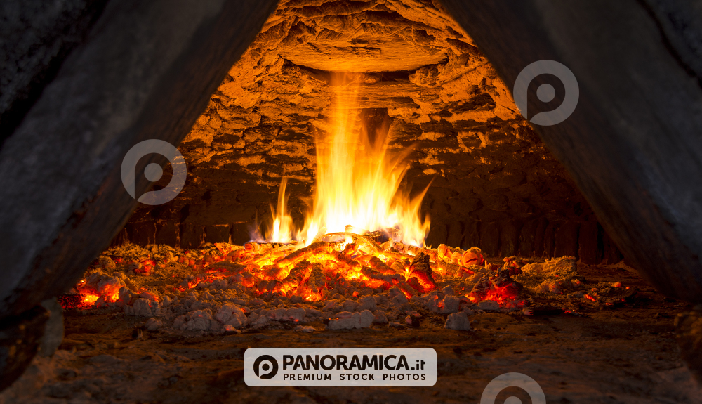 Il fuoco nel forno a legna