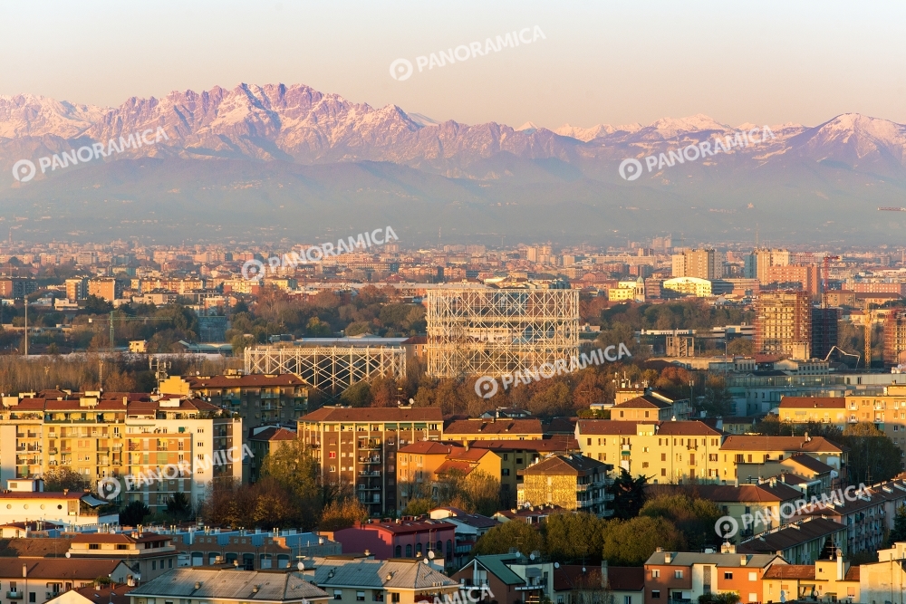 Il Gasometro e le Alpi