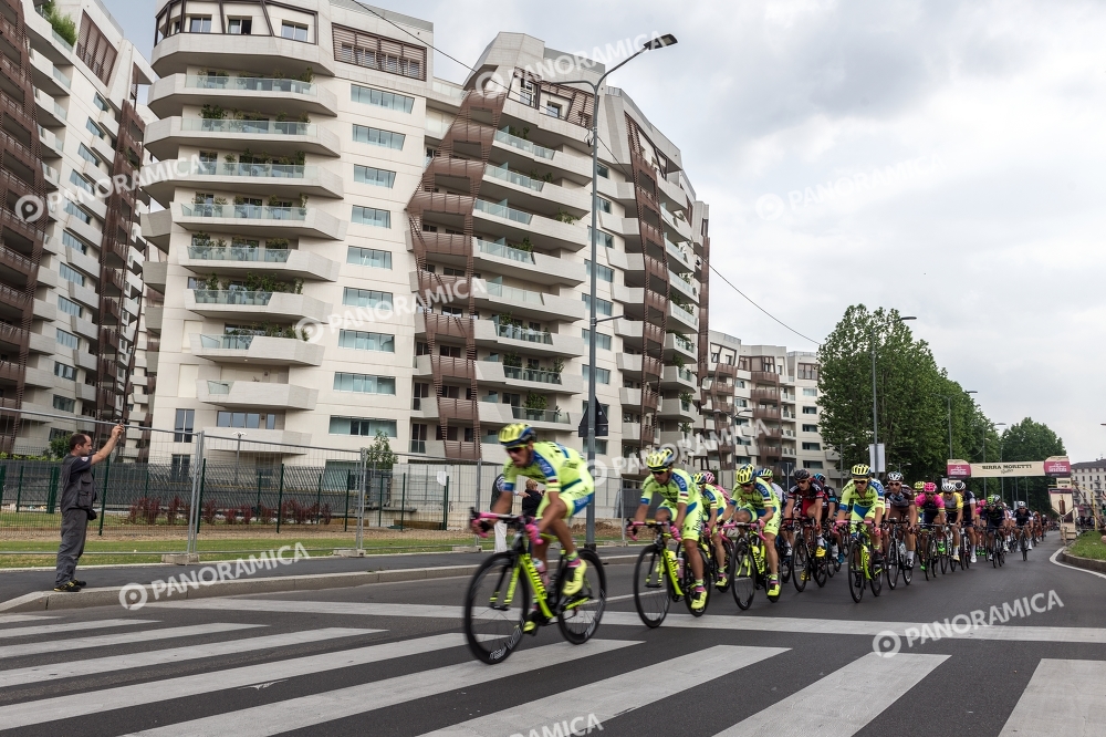 Il Giro D'Italia davanti alle Residenze Libeskind