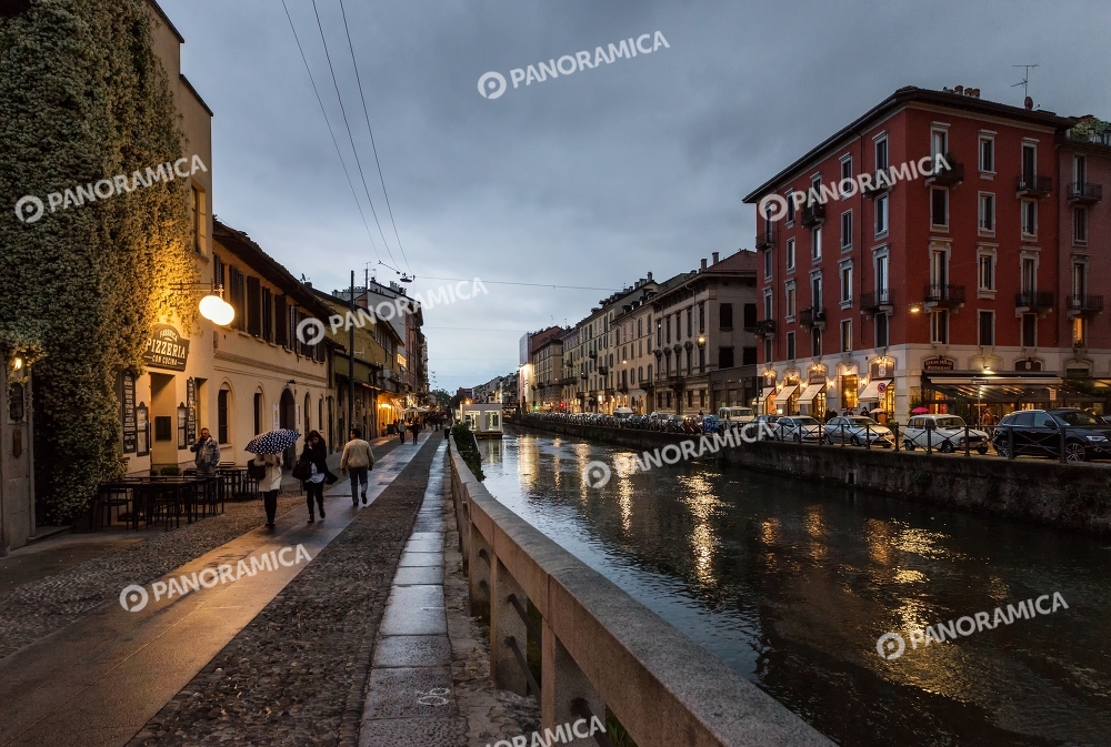 Il Naviglio Grande e la pizzeria La Fabbrica