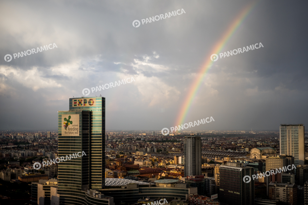 Il Palazzo Lombardia e l'arcobaleno sul Centro Direzionale