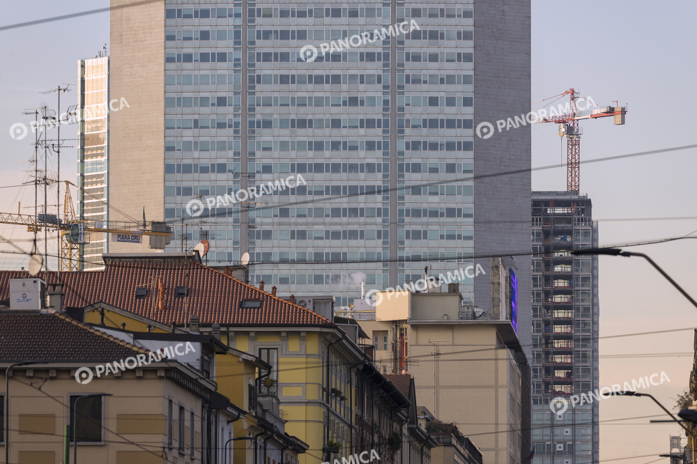Il Pirellone visto da Via Vitruvio