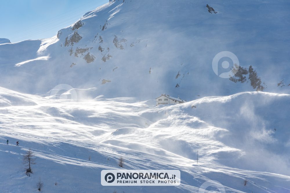 Il rifugio avvolto nel vento