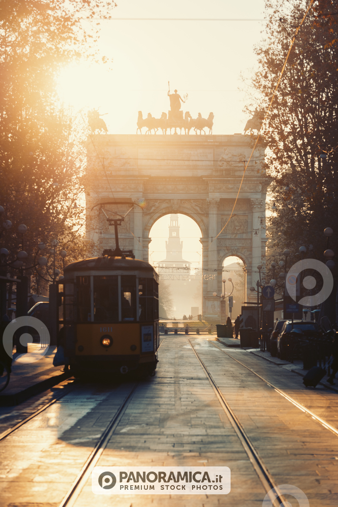 Il sole dell'alba illumina l'Arco della Pace