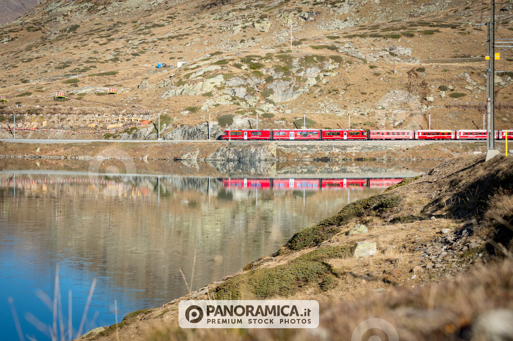 Il trenino rosso sul lago