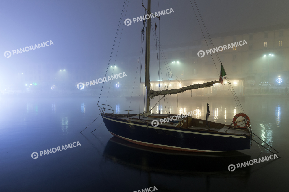 La barchetta tra la nebbia della Darsena