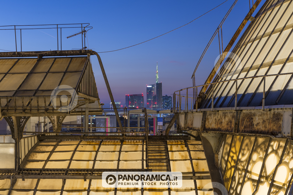 La Galleria illuminata e la Torre Unicredit