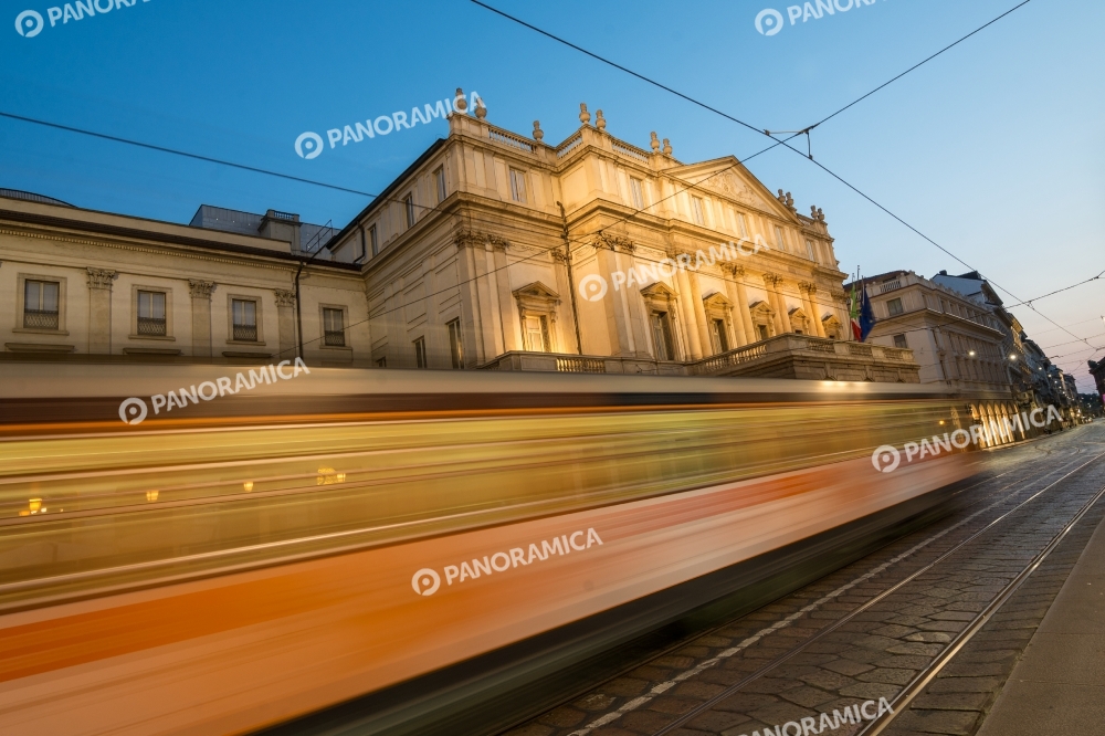 La Scala e il tram all'alba