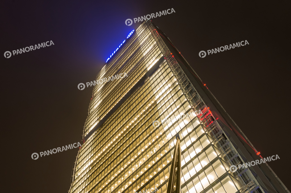 La Torre Allianz completamente illuminata