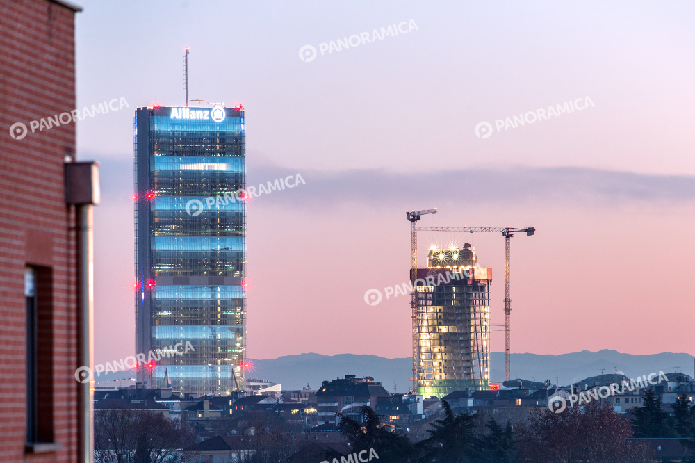 La Torre Allianz e lo scheletro dello Storto al tramonto