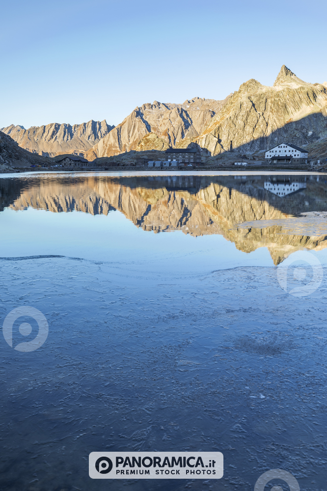 Lago al Colle Gran San Bernardo in autunno
