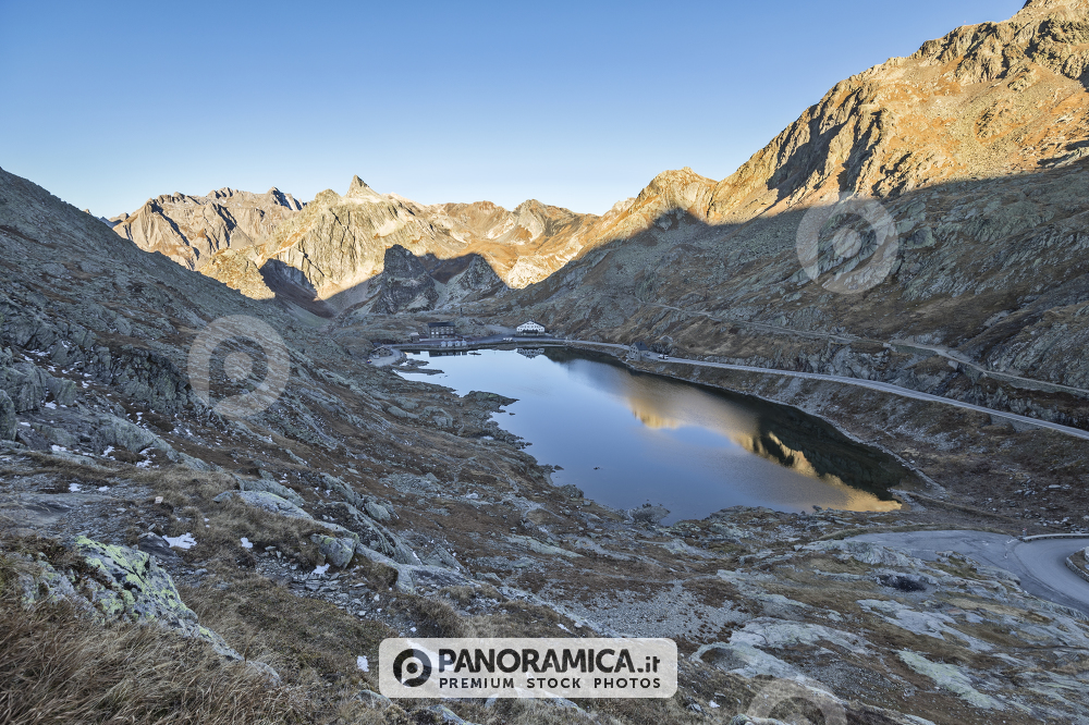 Lago al Colle Gran San Bernardo in autunno