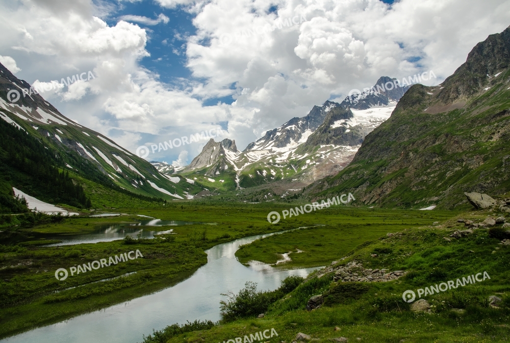Lago Combal e Pyramides Calcaires con nuvole