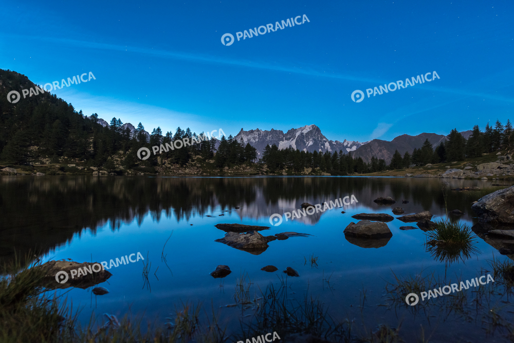 Lago d' Arpy una notte di luna piena