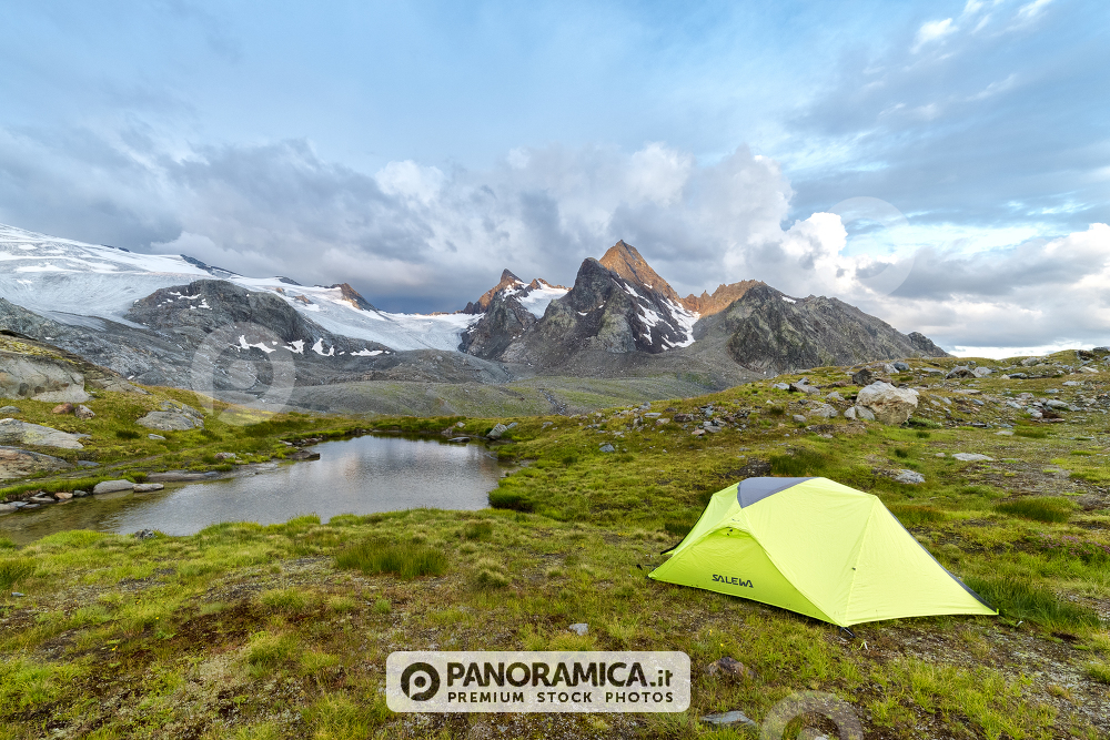 Lago e tenda all'alba vicino il Rutor