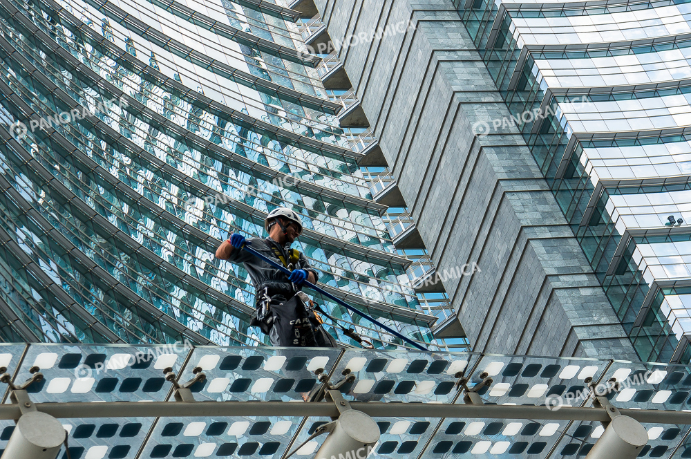 Lavavetri spiderman sulla Torre Unicredit