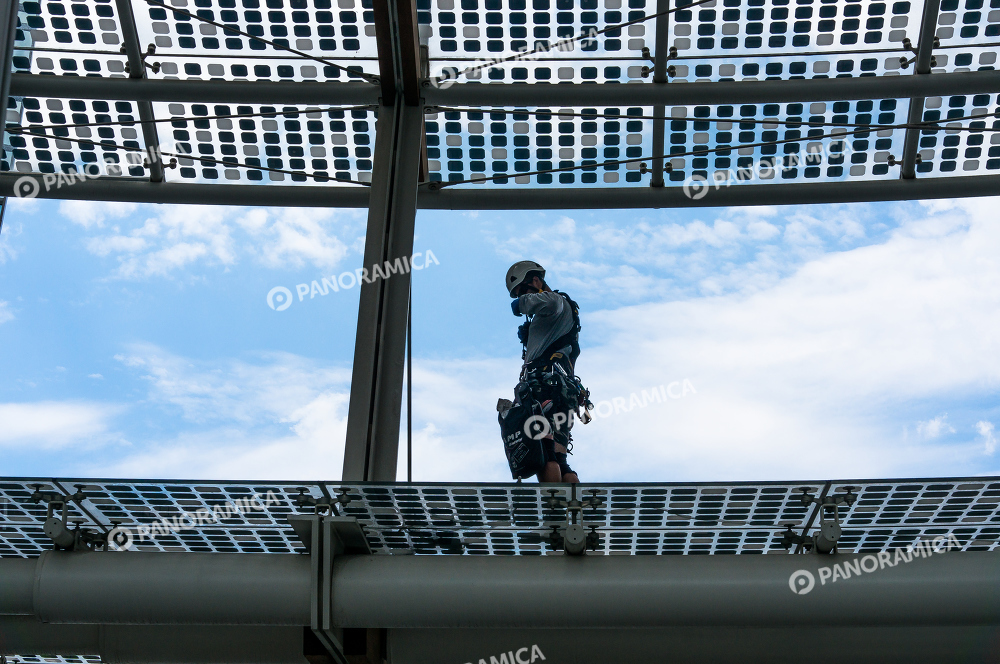 Lavavetri spiderman sulla Torre Unicredit