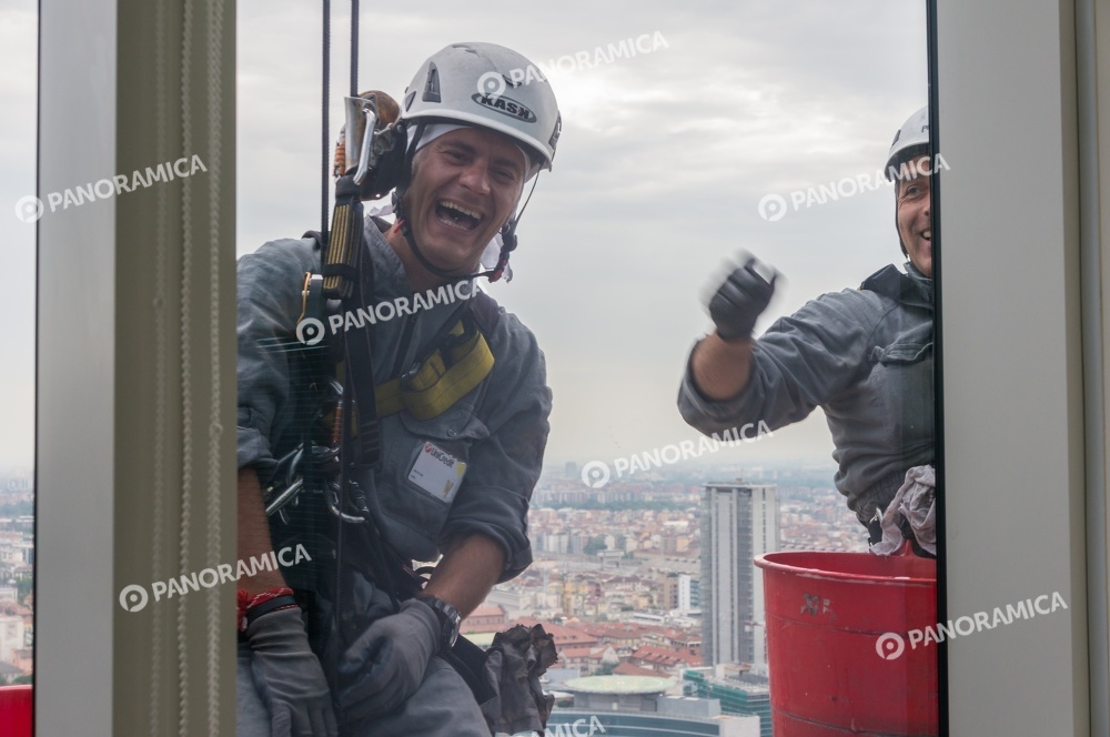 Lavavetri spiderman sulla Torre Unicredit