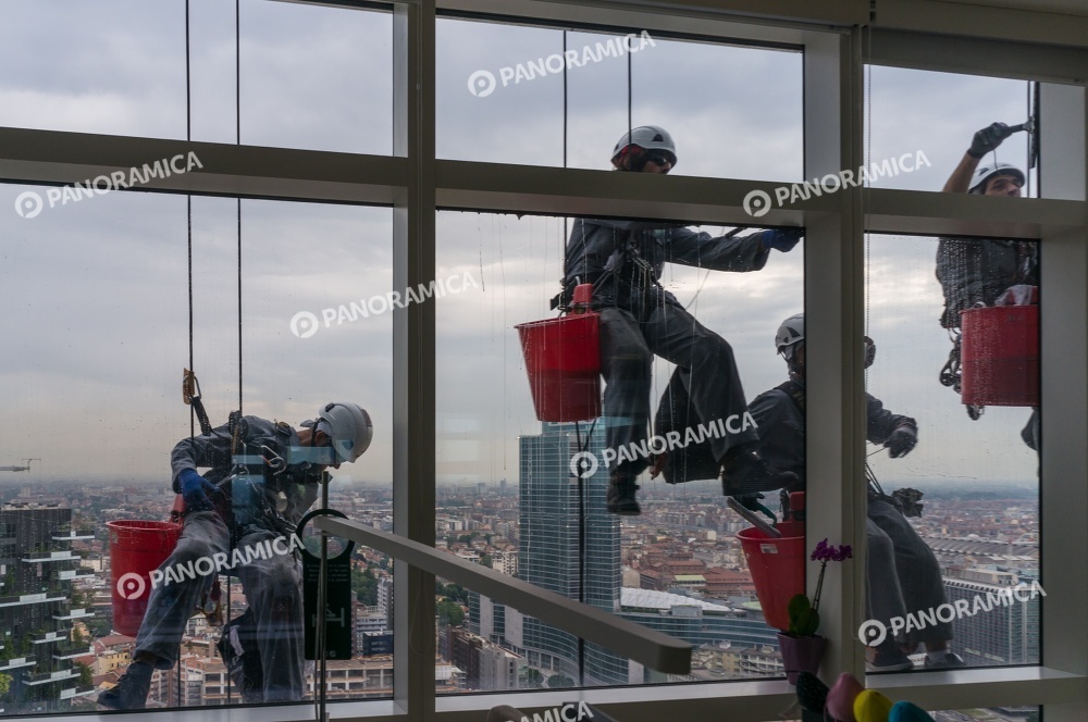Lavavetri spiderman sulla Torre Unicredit