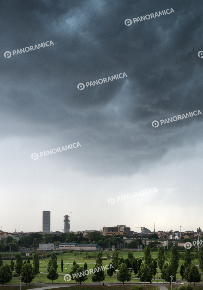 Le torri di Citylife prima del temporale