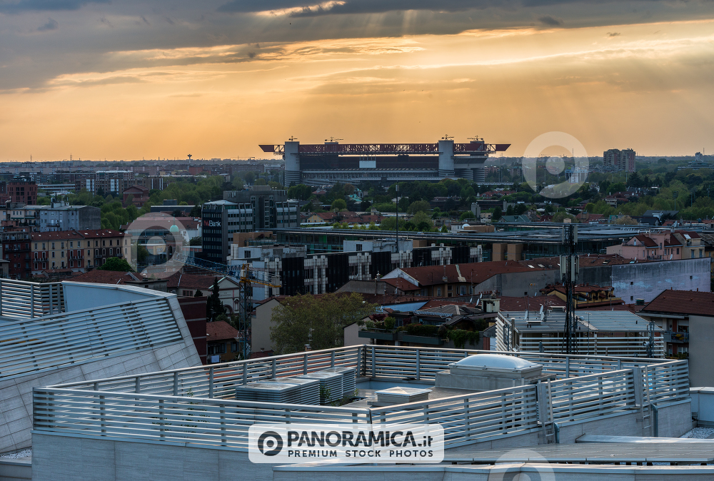 Lo Stadio Giuseppe Meazza al tramonto, visto da Citylife